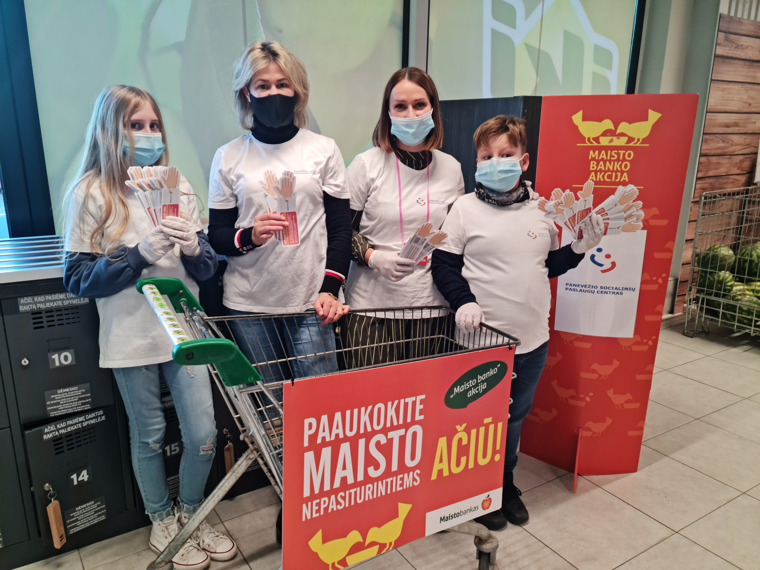 Panevežio socialinių paslaugų centro darbuotojai dalyvavo Maisto banko akcijoje